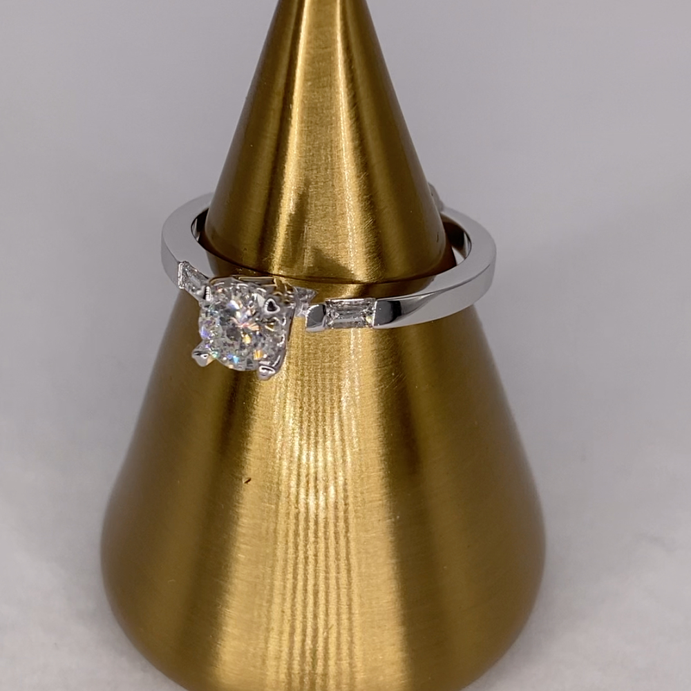 14k White Gold Diamond Ring Round Centr 0.34ctw, 4.6mm with diamond baguette 0.11ctw VS/G,H